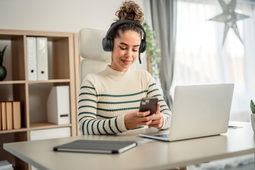 Casti Kensington EQ H1050 On-Ear, reglabile, microfon cu anulare sunet inclus, conexiune Bluetooth, plastic partial reciclat, negru